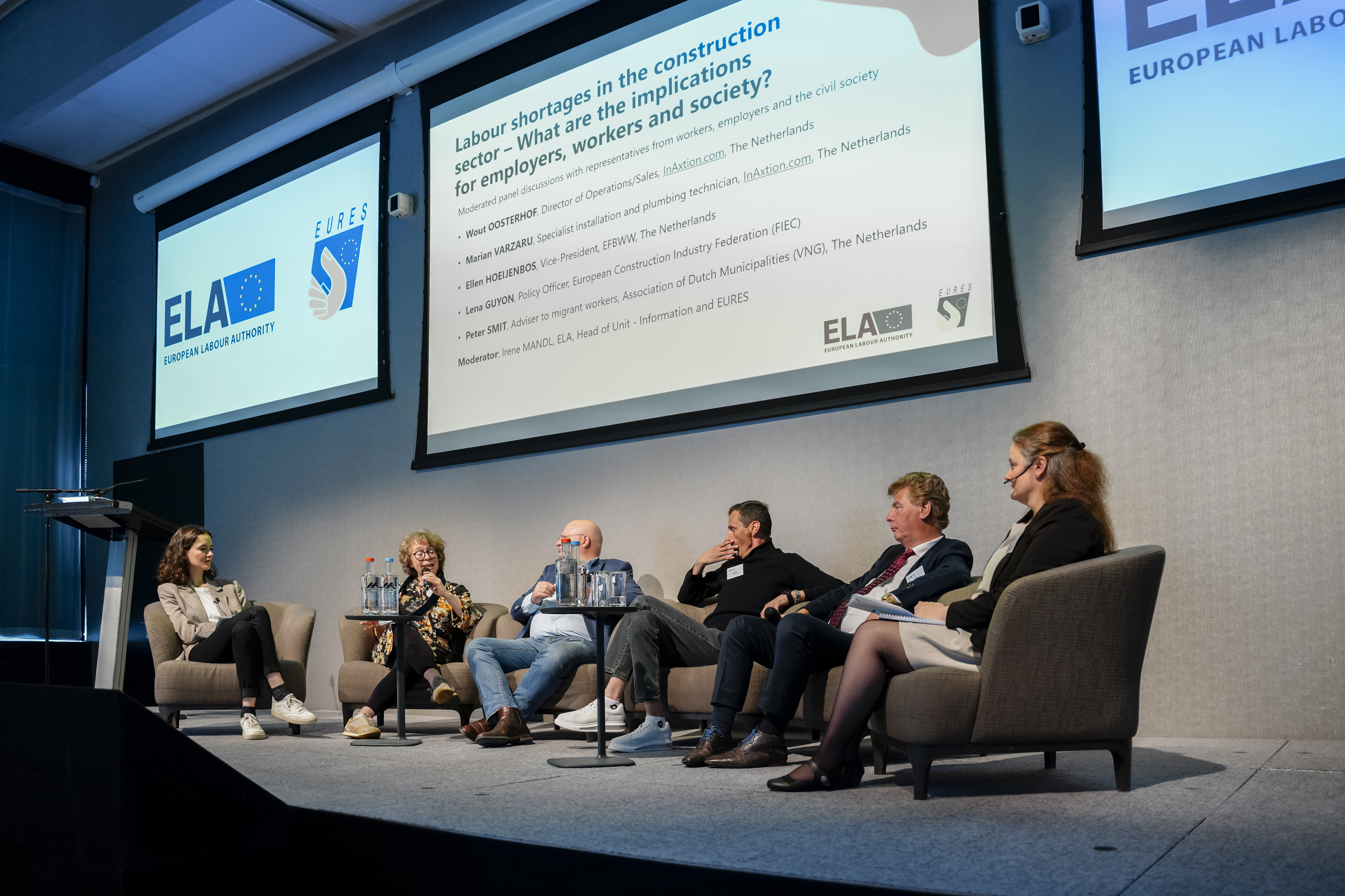 6 persons discussing in a pannel under the big screen