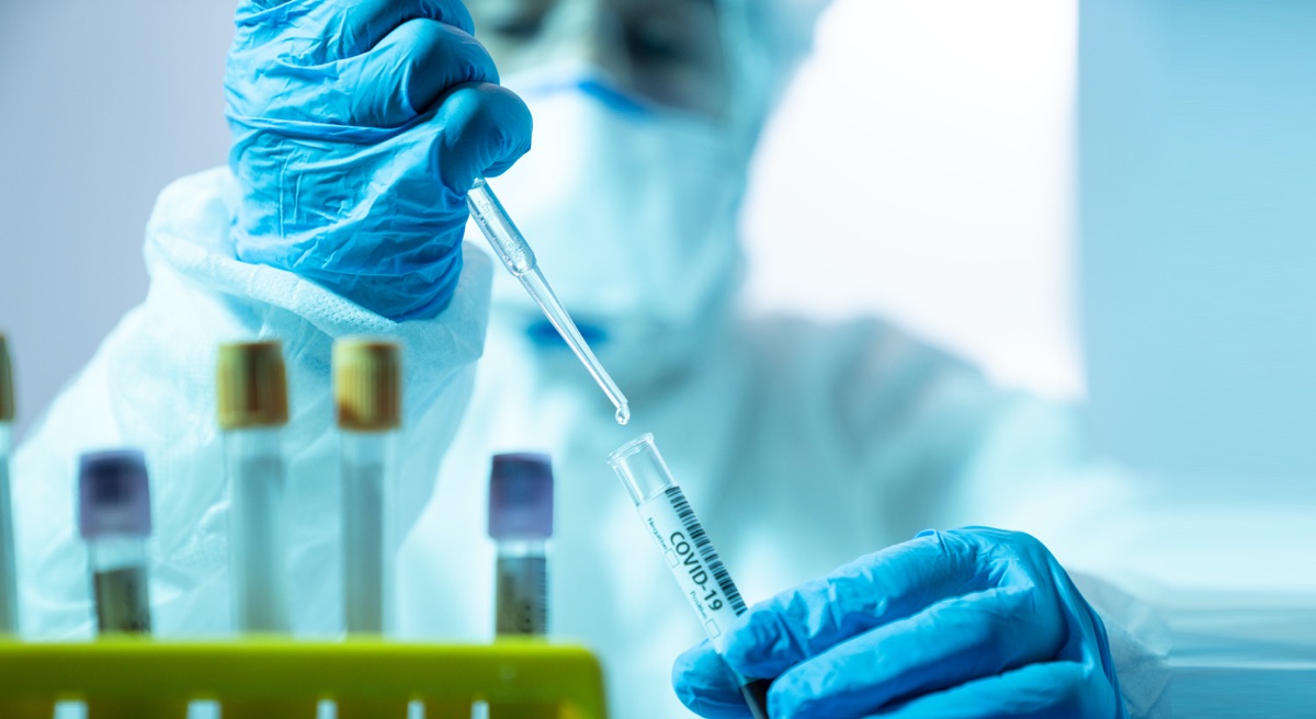 Lab technician with mask ans gloves © 2020 European Union